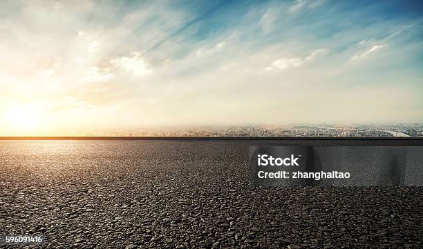 Foto de Pista De Corrida Pôr Do Sol e mais fotos de stock de Pista Asfaltada - Pista Asfaltada, Estrada vazia, Rua