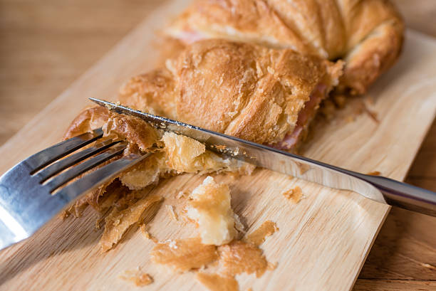 desayuno croissant de queso de jamón en mesa de madera - bread food french currency freshness fotografías e imágenes de stock