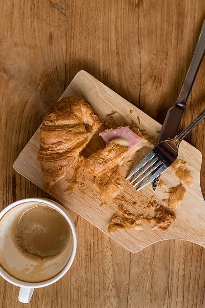 desayuno croissant de queso de jamón en mesa de madera - bread food french currency freshness fotografías e imágenes de stock