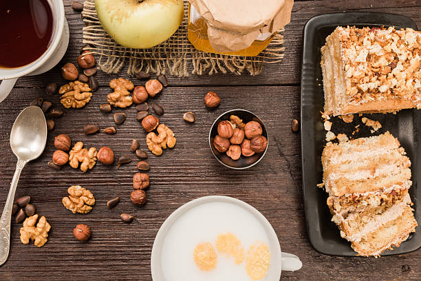 primer plano de la torta de nueces - gold carbohydrate food food and drink fotografías e imágenes de stock