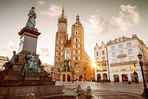 marienbasilika und adam-mickiewicz-denkmal auf dem hauptplatz - cloth hall stock-fotos und bilder