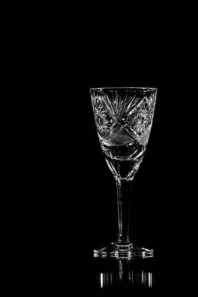verrerie en cristal avec des liquides de couleur - wineglass glass crystal studio shot photos et images de collection