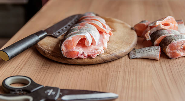 붉은 신선한 생선 조각 - poultry shears 뉴스 사진 이미지