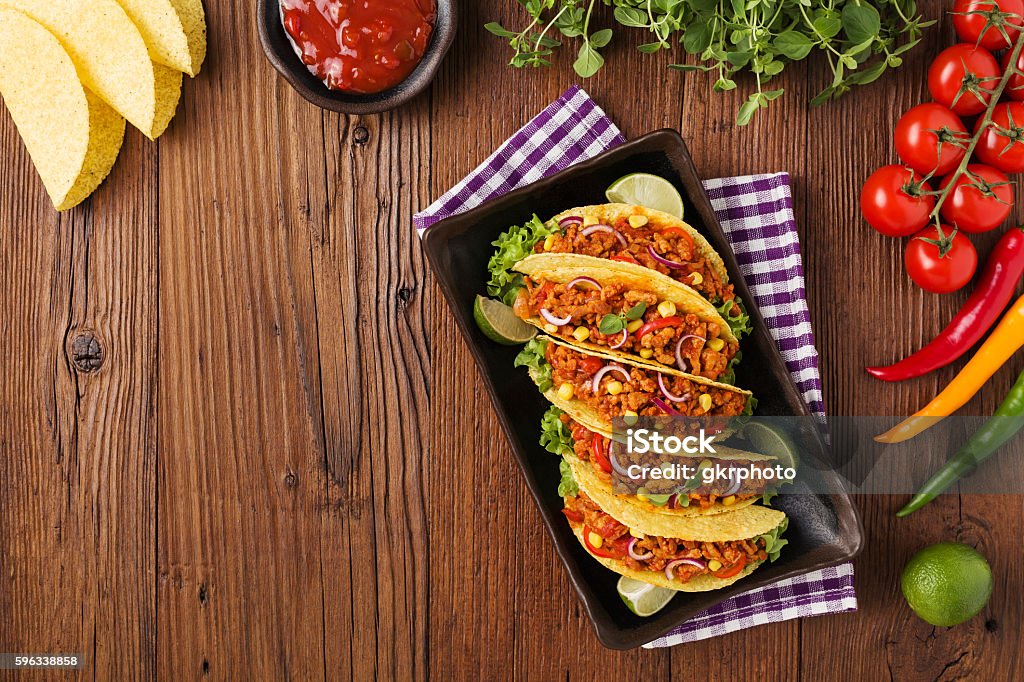 Tacos mit Fleisch und Gemüse auf Holzbrett - Lizenzfrei Chili-Schote Stock-Foto