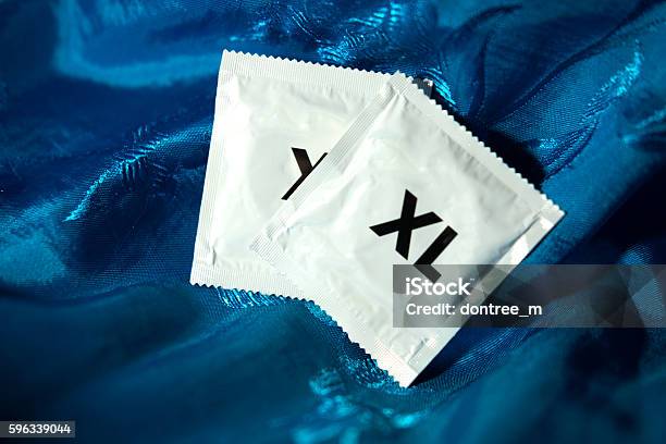 Kondom Im Paket Stockfoto und mehr Bilder von Begehren - Begehren, Fotografie, Horizontal