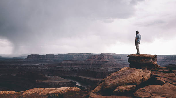 en el borde de canyonlands - barranco fotografías e imágenes de stock