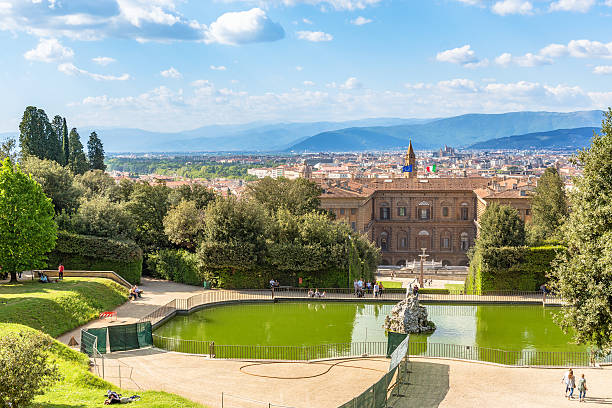 vista de un jardín en florencia - oltrarno fotografías e imágenes de stock