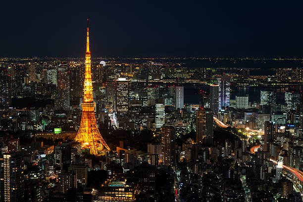 lumières de la tour de tokyo et le panorama urbain de nuit de roppongi hills - roppongi hills photos et images de collection