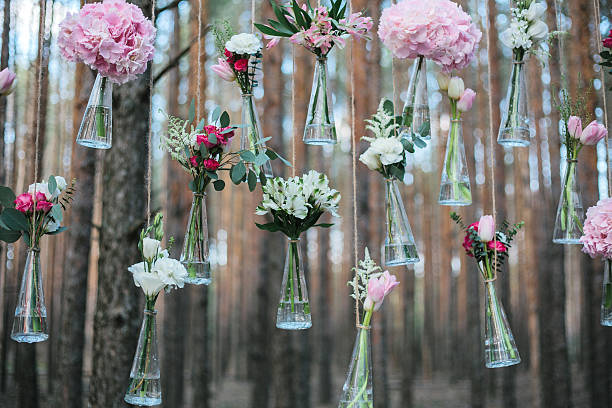 flores de la boda arco de decoración en el bosque. - wood single flower flower bouquet fotografías e imágenes de stock