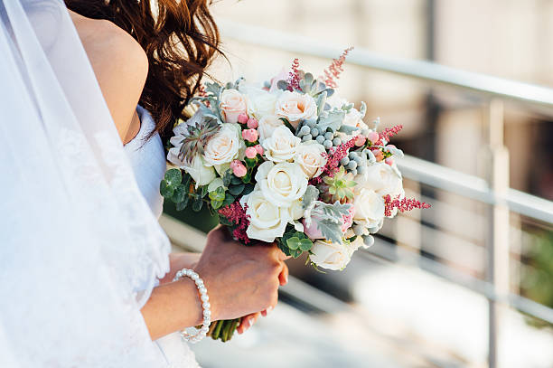 bel bouquet in mano alla sposa - small bouquet foto e immagini stock