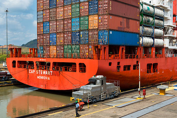 cargo ship in the miraflores locks in the panama canal - panama canal panama global finance container ship imagens e fotografias de stock