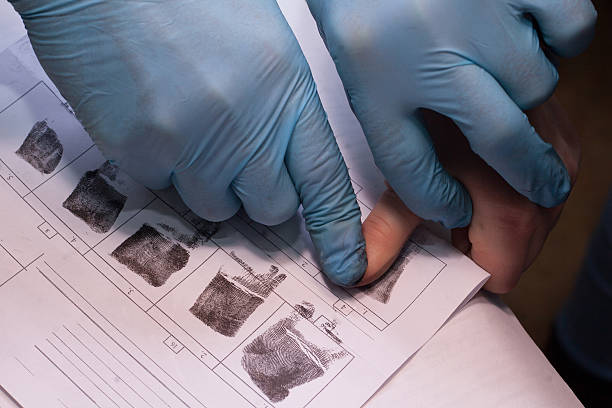expert takes a fingerprint of the suspect - fingerprint imagens e fotografias de stock