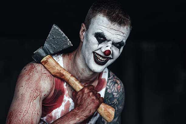 blutiger clown-maniac mit axt - axe murderer spooky men stock-fotos und bilder