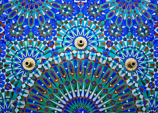 fuente en la pared de la mezquita de hassan ii en casablanca - casablanca moroccan culture style islam fotografías e imágenes de stock