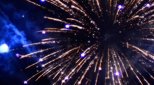 opere antincendio - festa di capodanno - firework display pyrotechnics fourth of july celebration foto e immagini stock