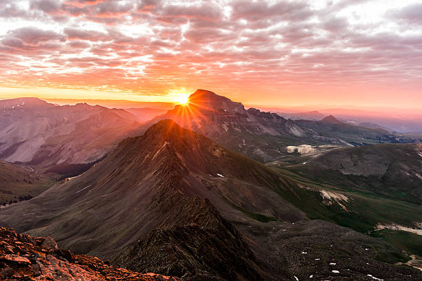 wschód słońca z wetterhorn peak, colorado rocky mountains usa - rocky mountains zdjęcia i obrazy z banku zdjęć