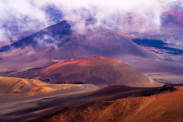 cráter haleakala, nubes, maui - haleakala national park fotos fotografías e imágenes de stock