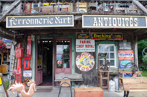 vista de la fachada de la tienda de antigüedades - anticuario anticuado fotografías e imágenes de stock