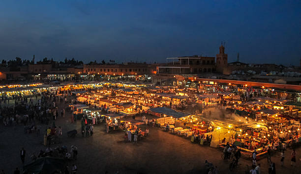 place jemaa el-fnaa le soir - marakech, maroc - djemaa el fnaa photos et images de collection