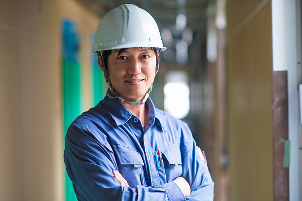 jovem trabalhador de construção  - teamwork business construction confidence - fotografias e filmes do acervo