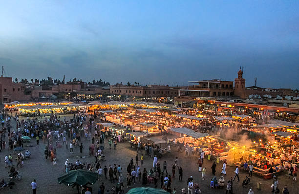 place jemaa el-fnaa le soir - marakech, maroc - djemaa el fnaa photos et images de collection