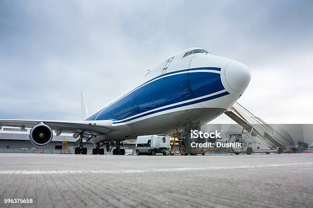 Cargo Widebody Plane And Aircraft Passenger Loader Near Terminal-foton och fler bilder på Lastcontainer