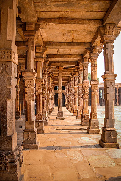 колонны в комплексе кутб минар, нью-дели, индия - delhi quitab minar qutab new delhi стоковые фото и изображения