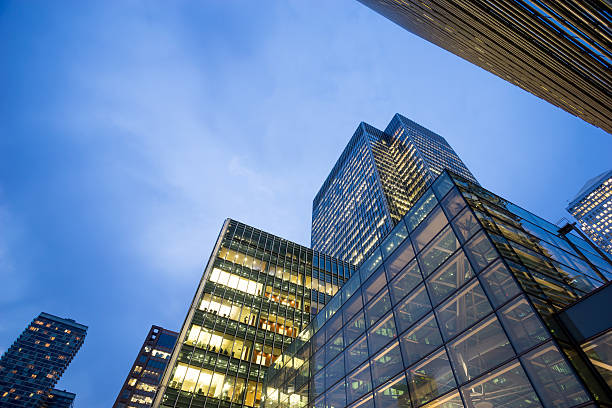 istock Business office building in London, England 596376292