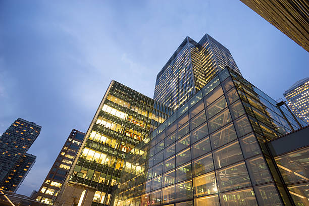 istock Business office building in London, England 596376406