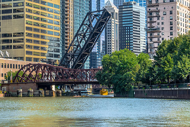 istock Chicago River Kinzie Street Bridge 596377250