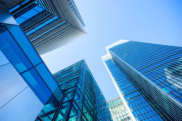 istock Business office building in London, England 596387164
