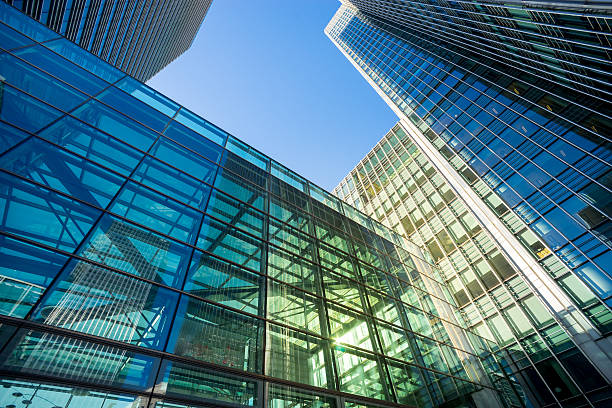 istock Business office building in London, England 596387834