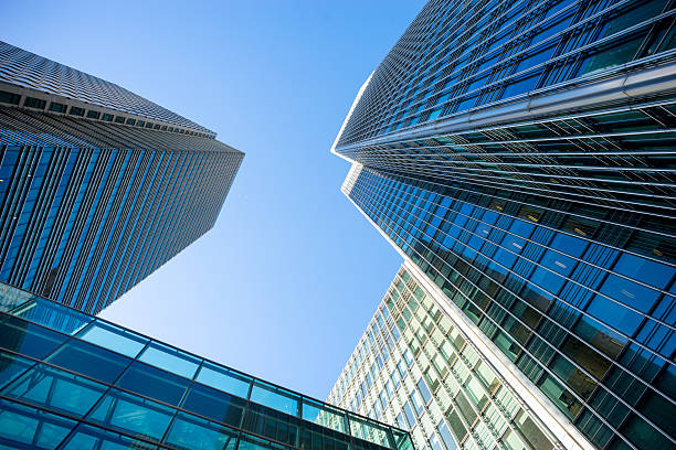 istock Business office building in London, England 596388854