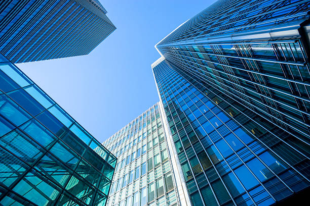 istock Business office building in London, England 596389276