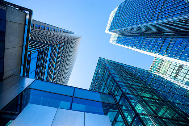 istock Business office building in London, England 596389946