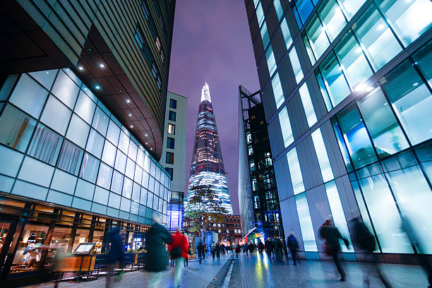 istock Business office building in London, England 596390586