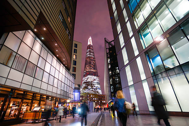 istock Business office building in London, England 596391098