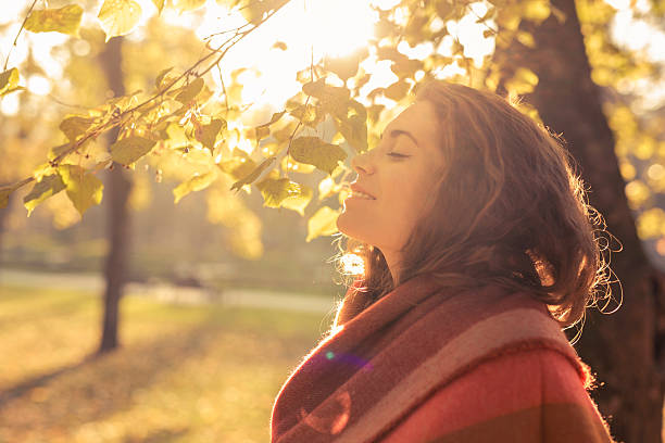 aroma della caduta - autumn women leaf scarf foto e immagini stock