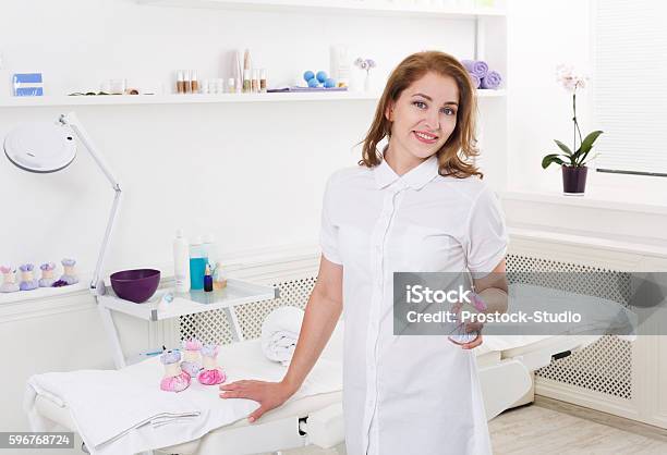 Frau Kosmetikerin Arzt Bei Der Arbeit In Spacenter Stockfoto und mehr Bilder von Alternative Behandlungsmethode