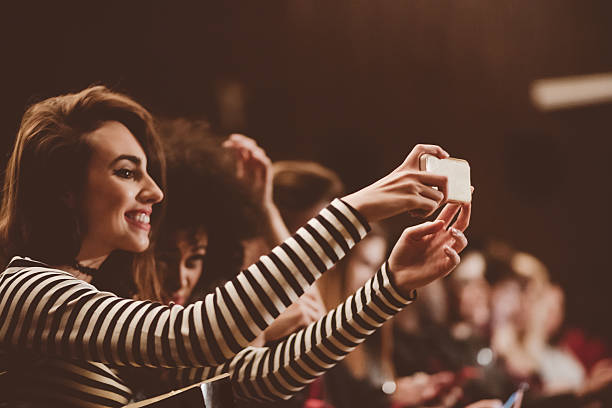 jóvenes en el concierto, tomándose selfie con móvil - mobile phone group of people photographing teenager fotografías e imágenes de stock