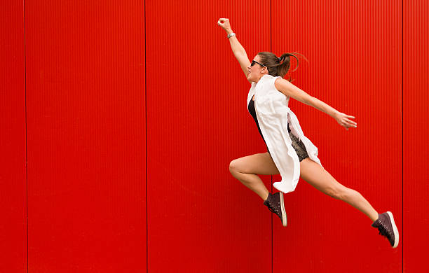 mulher feliz ativa - women dancing contemporary red - fotografias e filmes do acervo