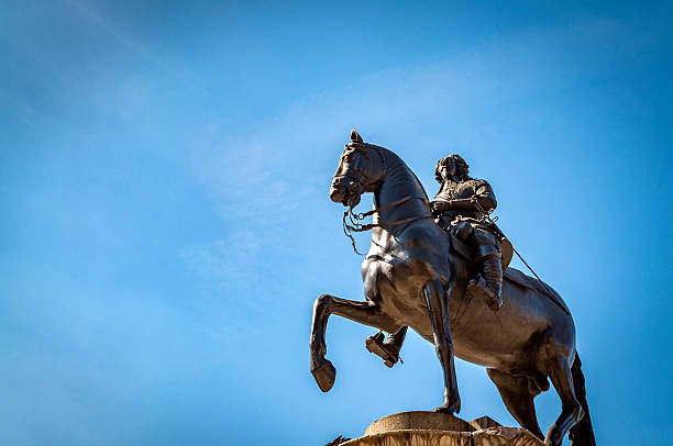 la estatua de carlos i de charing cross, londres  - charles i fotografías e imágenes de stock