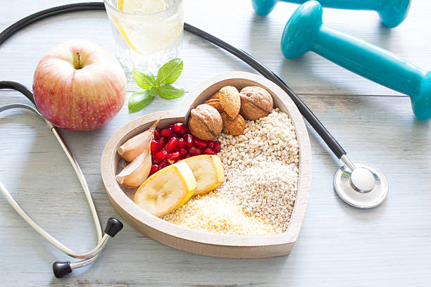 心臓と水ダイエットの概念で健康的な食品 - naturopath ストックフォトと画像