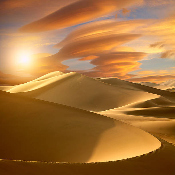 砂漠の夕日 - hillock ストックフォトと画像