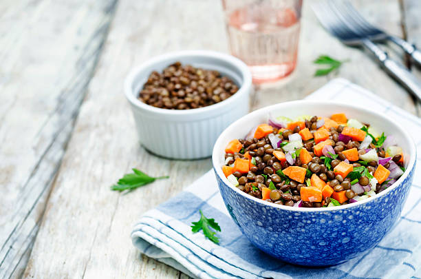 зеленая чечевица морковный салат из сельдерея - green lentil стоковые фото и изображения