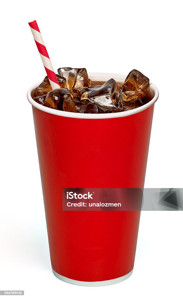 Cola avec de la paille dans une tasse à emporter sur fond blanc - Photo de Objet ou sujet détouré libre de droits