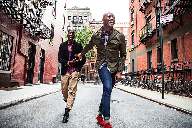 pareja de hombres divirtiéndose en nueva york - urban scene couple dating city life fotografías e imágenes de stock