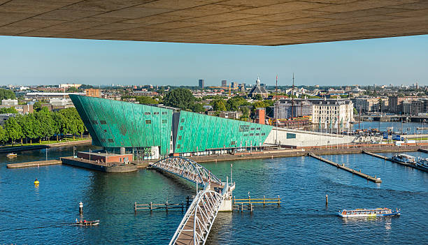 博物館ニモの正面にアムステルダムの港 - nemo museum ストックフォトと画像