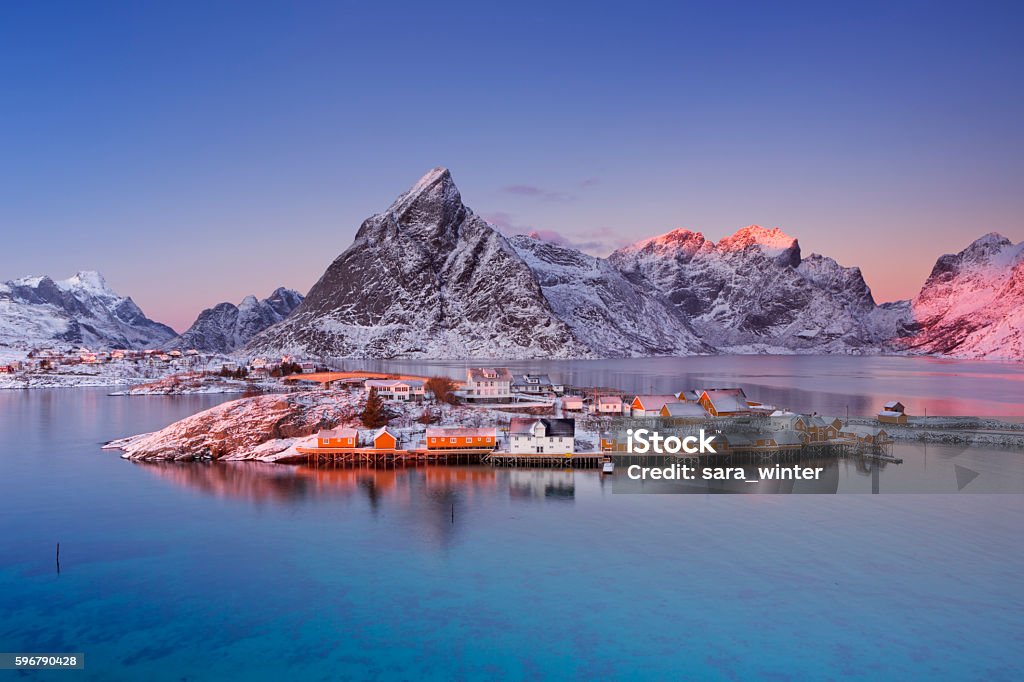 Reine nas ilhas Lofoten no norte da Noruega no inverno - Foto de stock de Aldeia royalty-free