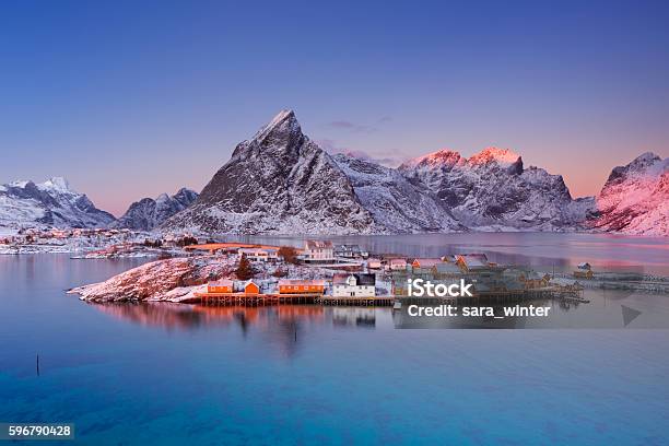 Foto de Reine Nas Ilhas Lofoten No Norte Da Noruega No Inverno e mais fotos de stock de Aldeia